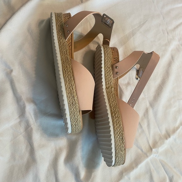 Casual walking shoes. - Picture 4 of 5